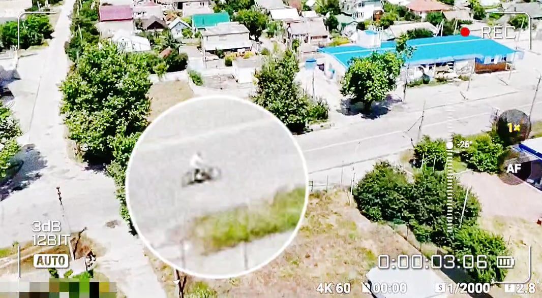 Ciclista em Jersón antes de ser atacado por um drone russo. Reprodução: El País