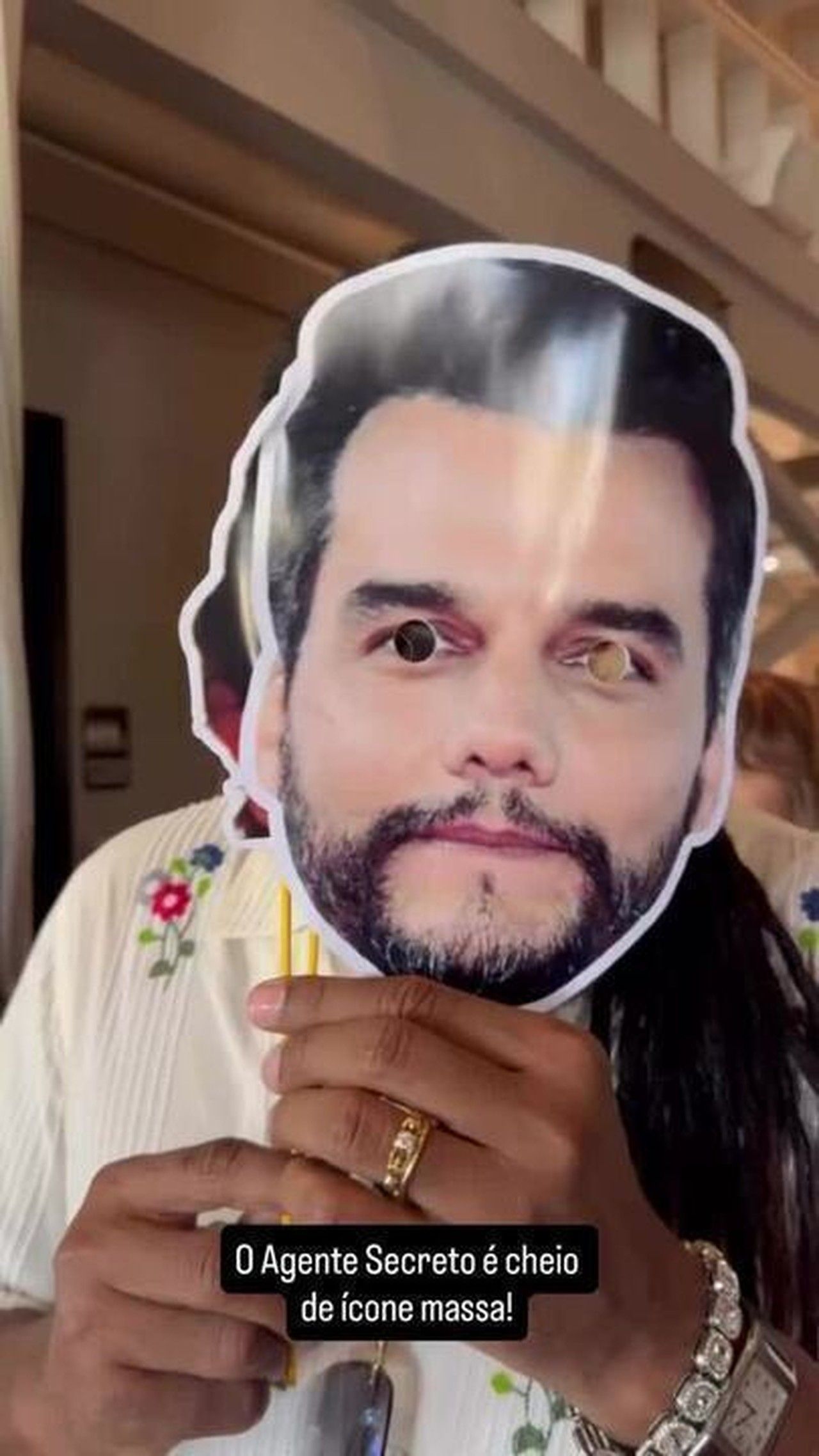 Lázaro Ramos posa com a perna cabeluda de O Agente Secreto. Reprodução: Gshow