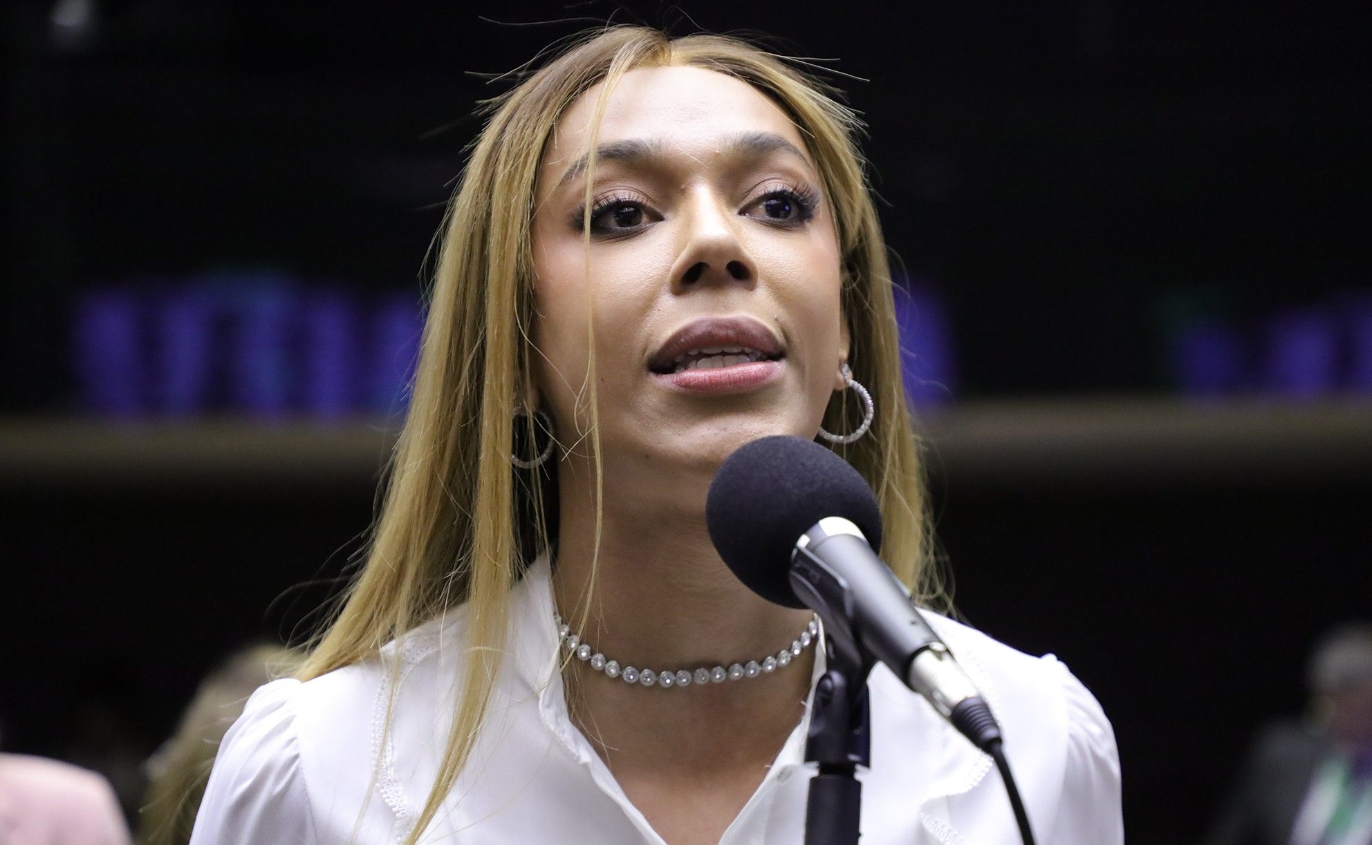 Autorização para entrada de parlamentar brasileira é concedida após reconhecimento como mulher. Legenda da imagem. Reprodução: Globo