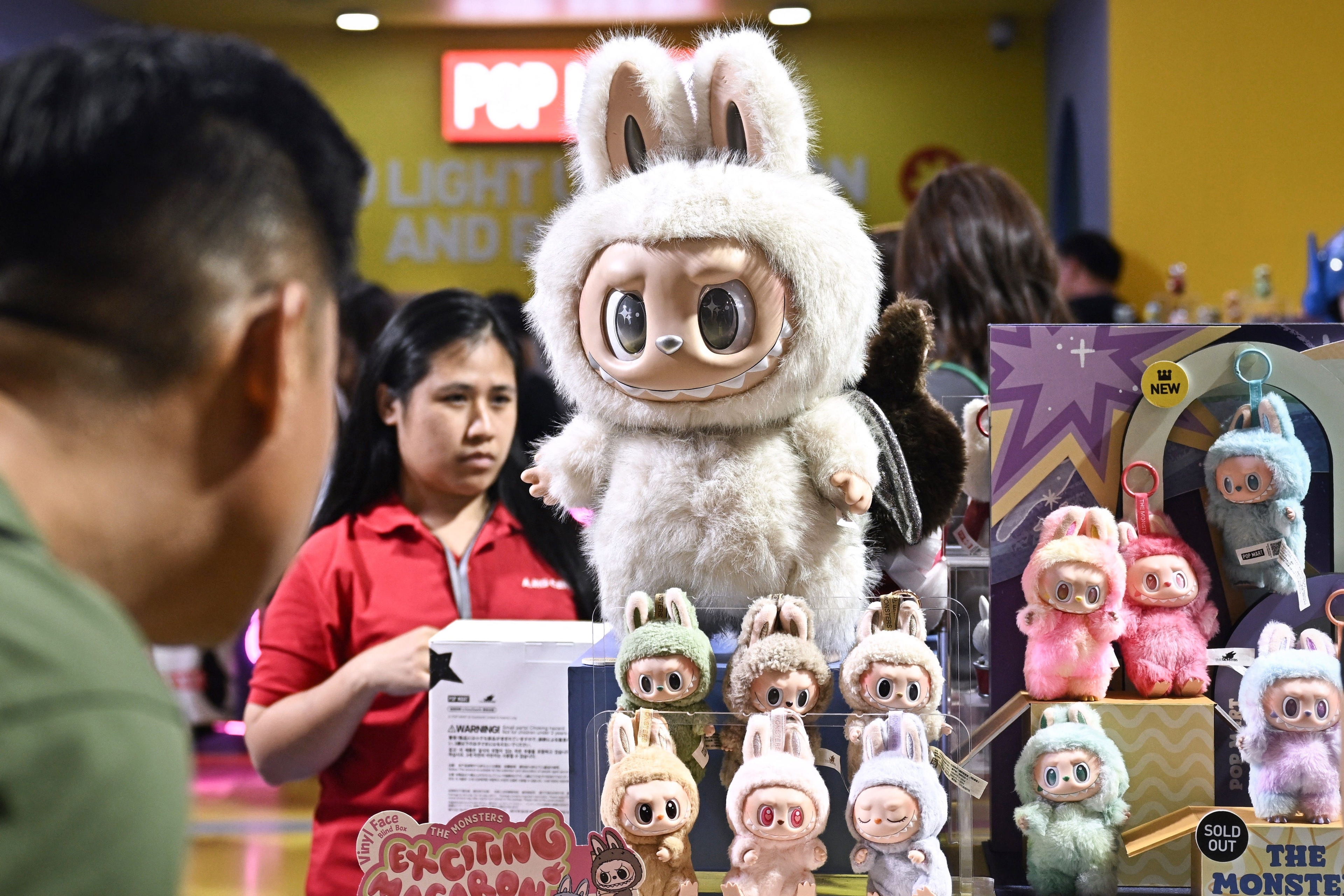 Fãs aguardam em fila para comprar Labubu em loja da Pop Mart. Legenda da imagem. Reprodução: Business Insider