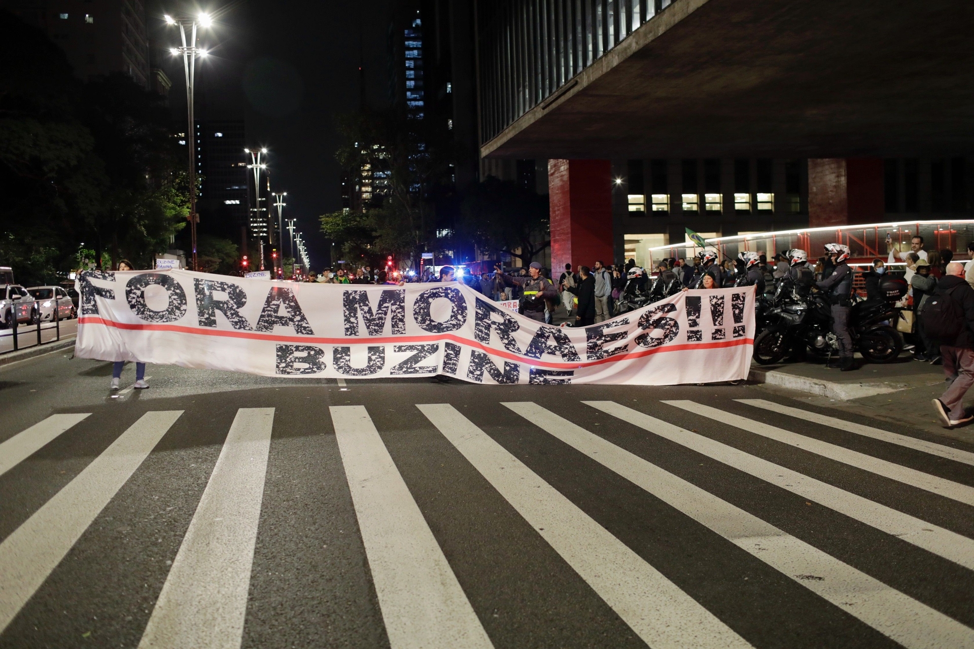 Artigo discute a separação entre militância política e a escrita independente. Reprodução: Globo