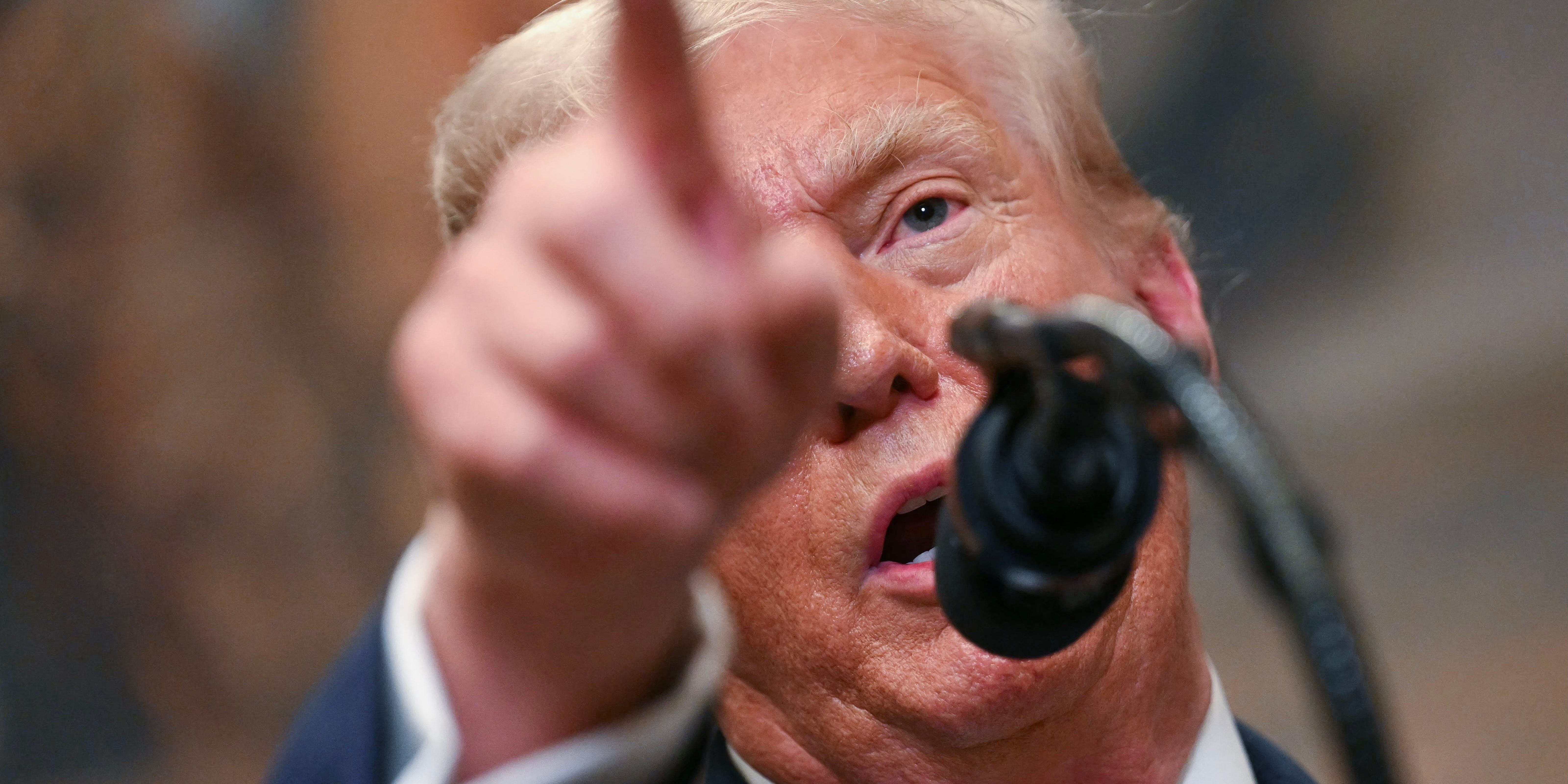 Trump exibe confiança em novo pacote de tarifas, apesar da queda nas ações. Reprodução: Business Insider