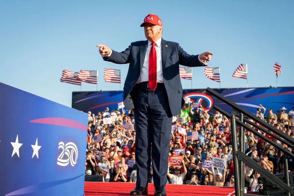 Donald Trump se apresenta para apoiadores após aprovação de seu megaprojeto de lei no Congresso. Reprodução: Globo