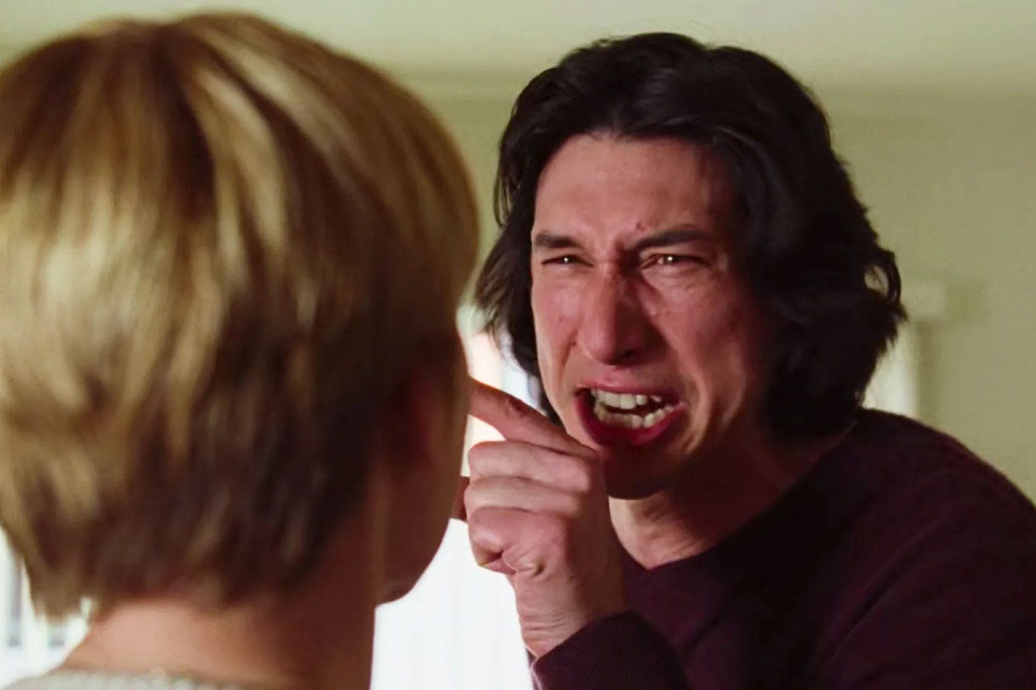 Adam Driver e Scarlett Johansson em cena intensa de 'Marriage Story'. Reprodução: Gizmodo