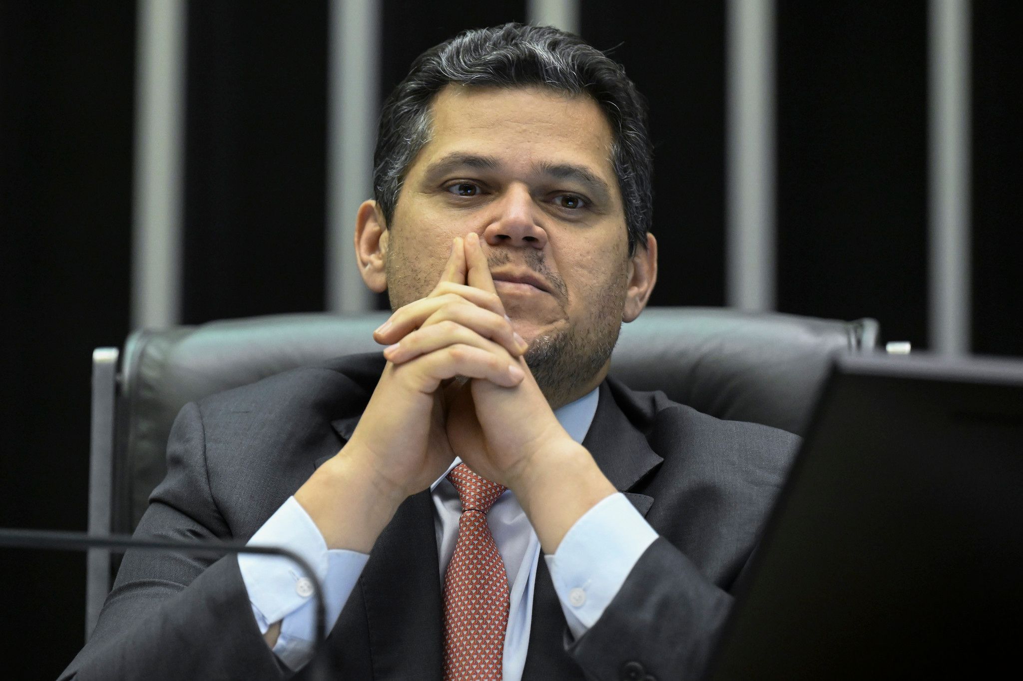 Davi Alcolumbre recebe enxurrada de ligações por Messias, mas não atende chamados