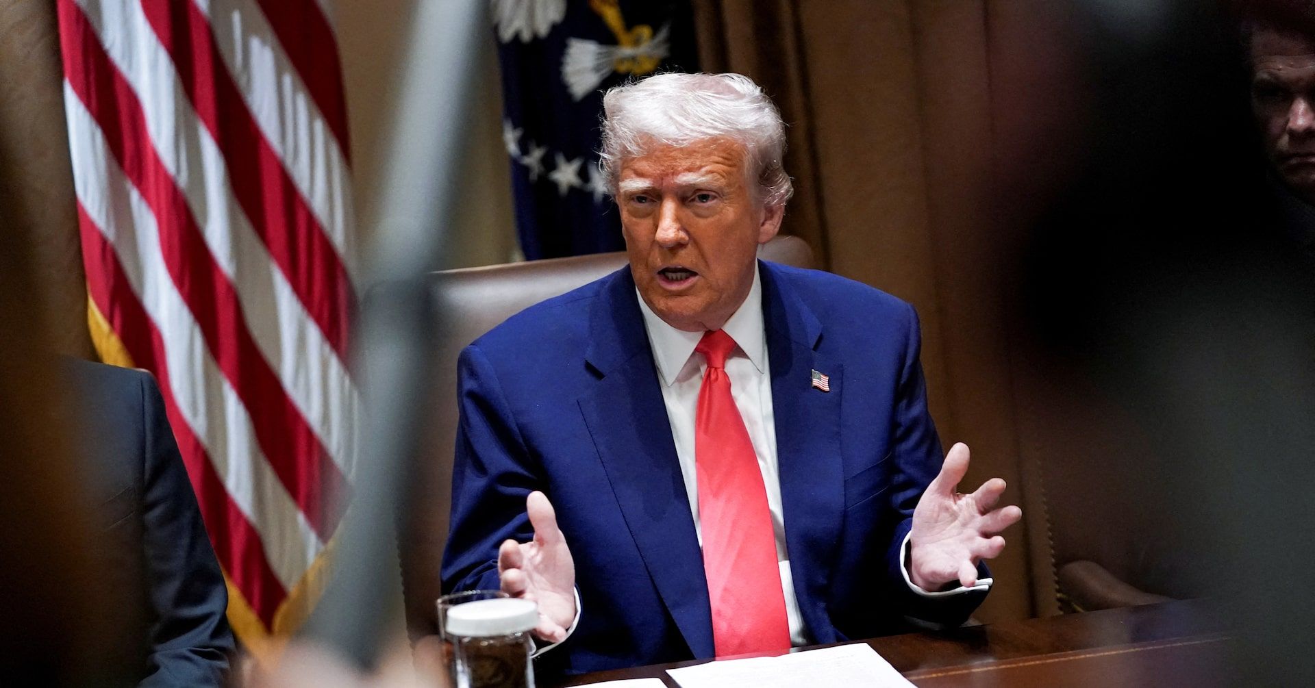 Juiz ouve argumentos sobre ações executivas do ex-presidente Donald Trump contra escritórios de advocacia. Reprodução: Reuters