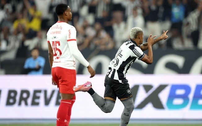Jogadores do Botafogo comemoram gol na vitória sobre o Bragantino. Legenda da imagem. Reprodução: iG