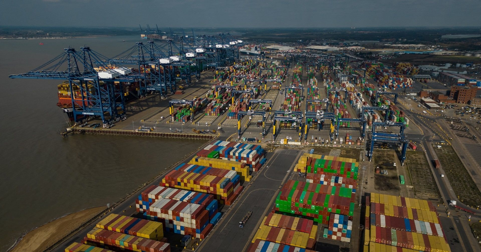 Reino Unido Enfrenta Tarifas Americanas e Implicações Globais