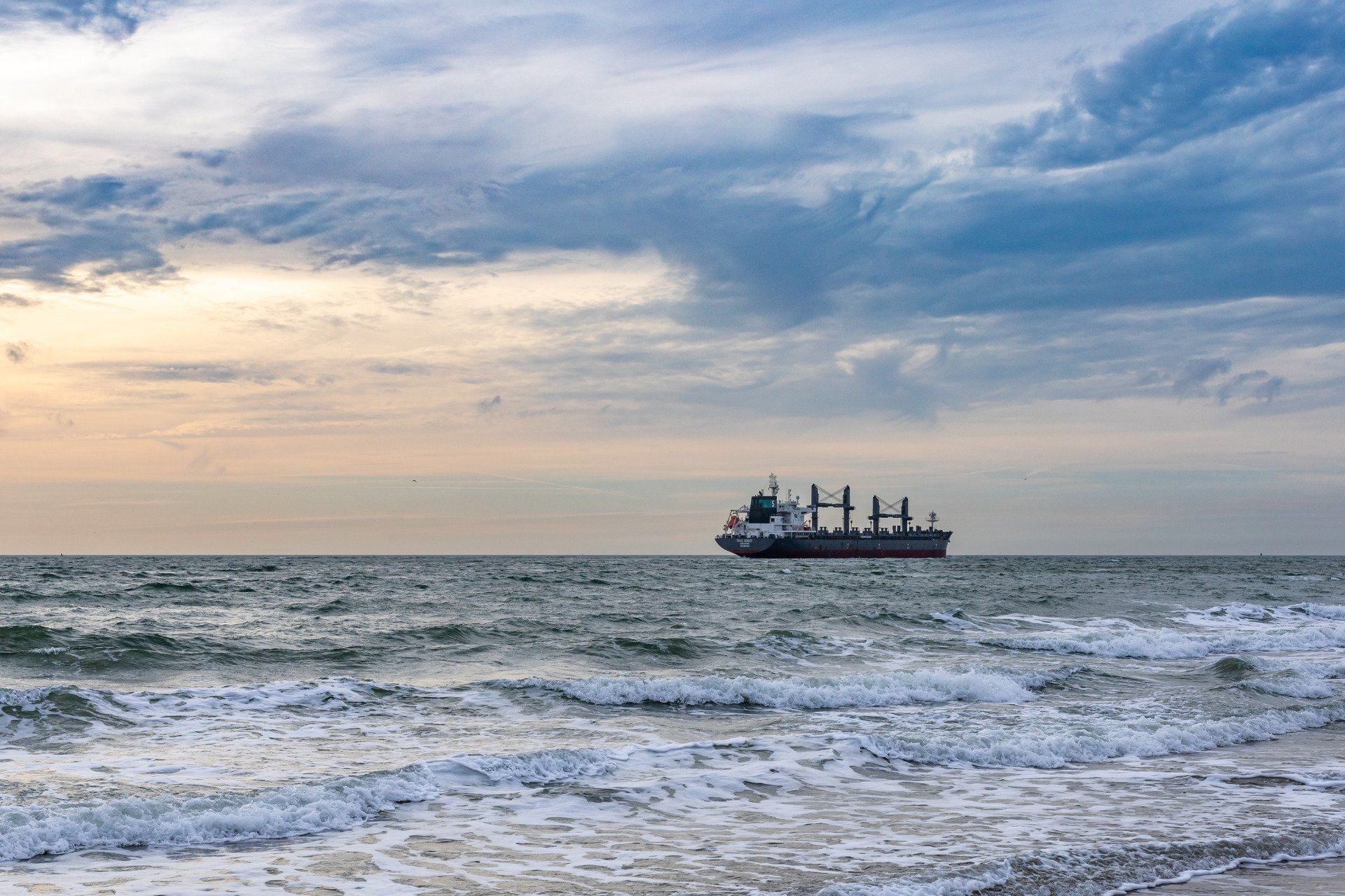 Embarcação se aproxima de estranhas formações de areia subaquáticas durante projeto de captura de carbono. Reprodução: Gizmodo