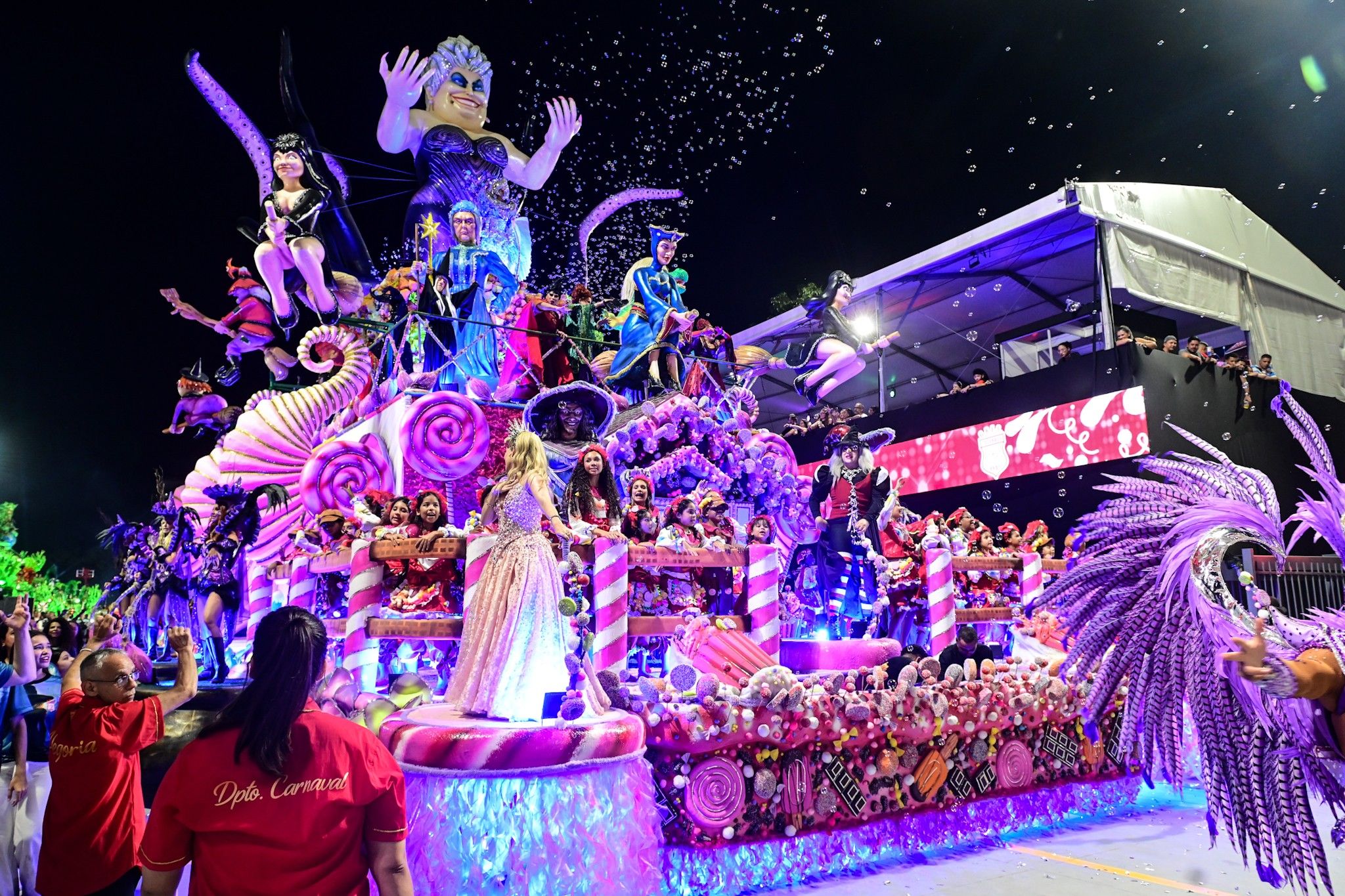 Carro da Colorado do Brás desfila com bruxas icônicas. Reprodução: G1