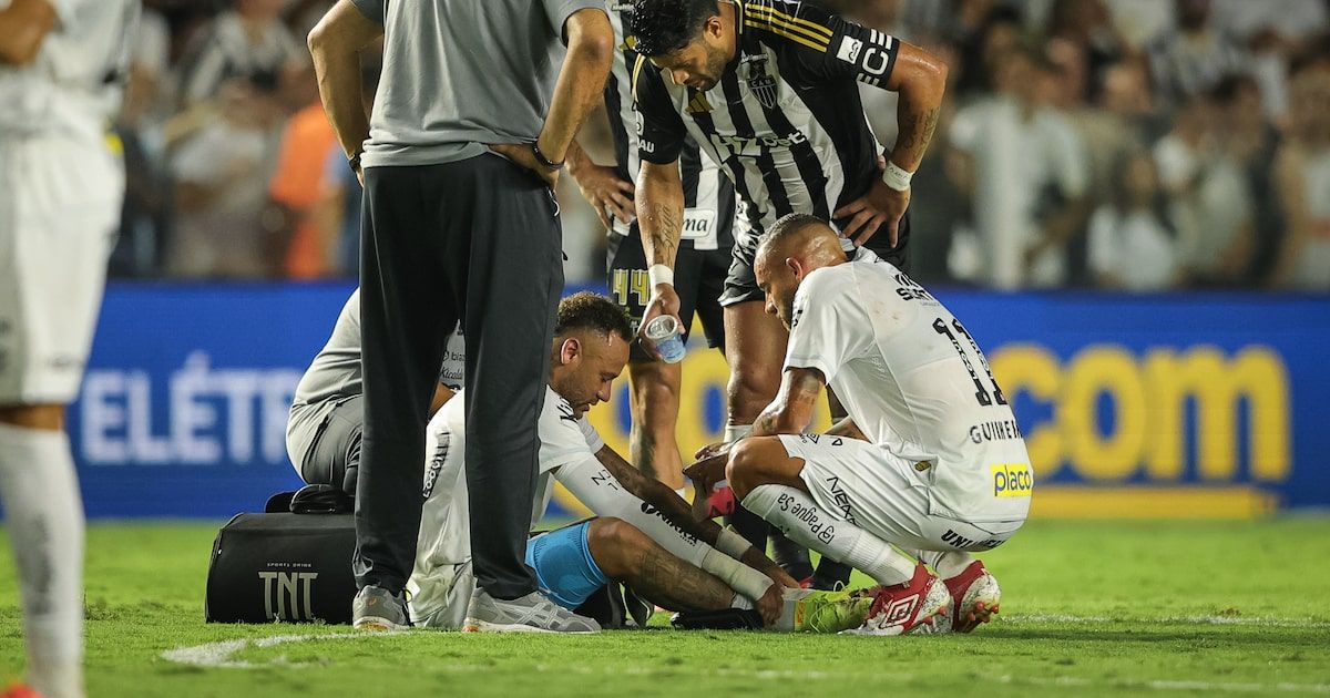 Atacante do Santos se lesiona durante partida contra o Atlético-MG. Reprodução: Estadão