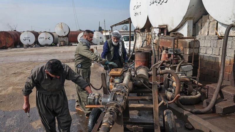 Equipamentos de petróleo em operação, destacando Noruega, Canadá e Rússia como grandes beneficiados da guerra no Irã.. Reprodução: G1