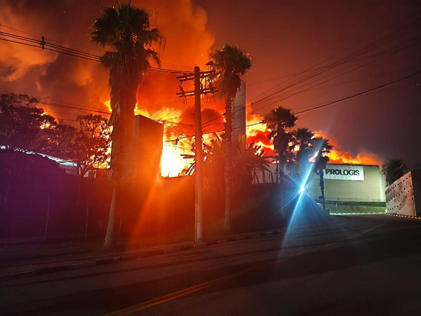 Incêndio atinge empresa em Arujá, Grande SP. Reprodução: G1