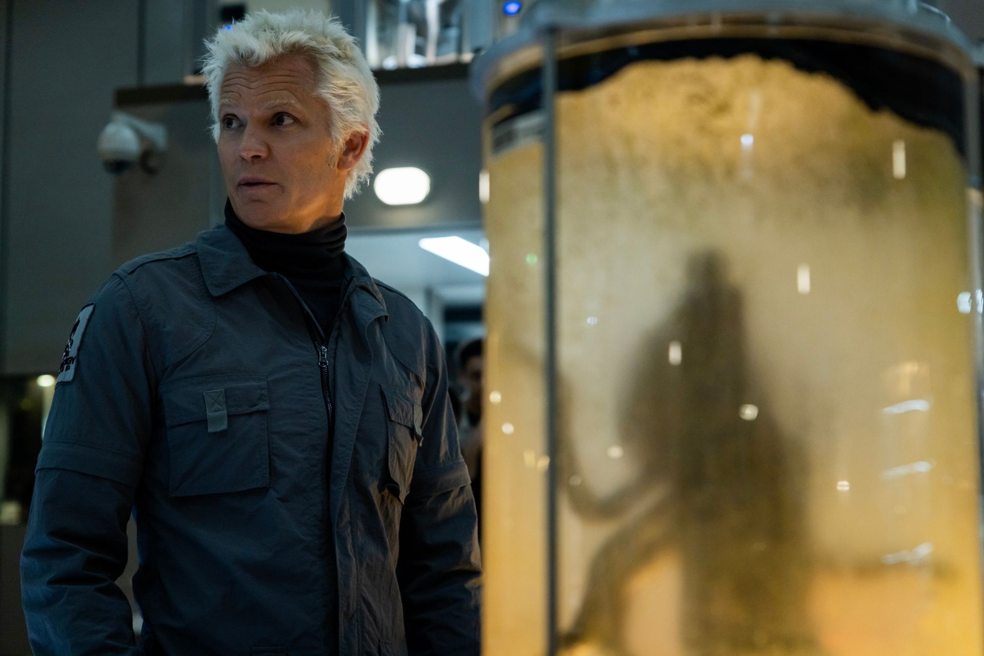 Timothy Olyphant destaca-se como o sintético em 'Alien: Earth'. Reprodução: Gizmodo