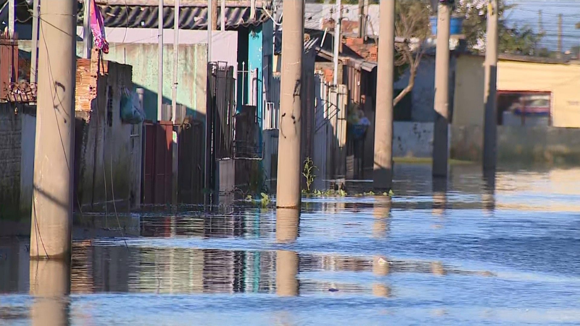 Mais de 9 mil famílias aguardam por moradia após enchentes no Rio Grande do Sul.; Reprodução: RBS TV