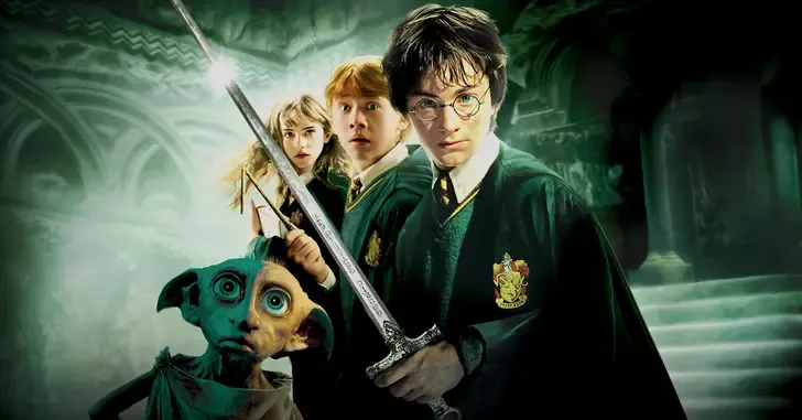 Dominic McLaughlin aparece como Harry Potter em primeira imagem da nova série da HBO. Reprodução: Legião dos Heróis