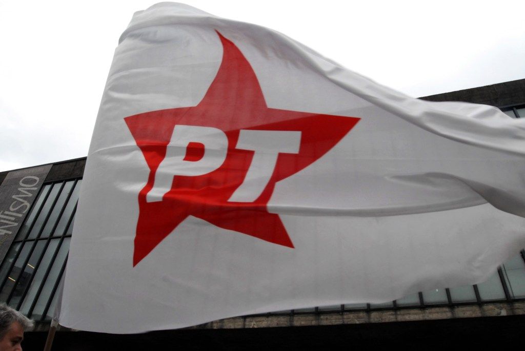 PT Permite Reeleição Ilimitada para Parlamentares em 2026