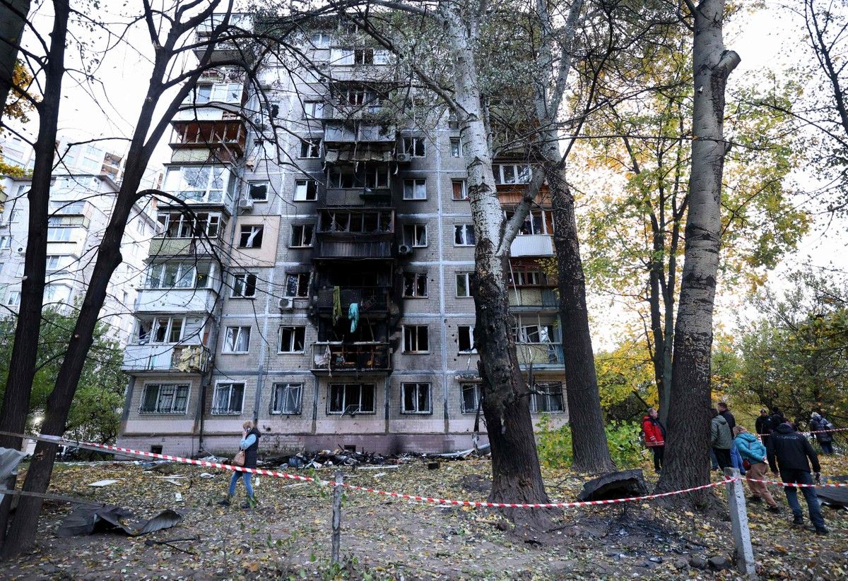 Moradores caminham entre escombros de prédio danificado por explosão em Zaporíjia. Reprodução: Globo