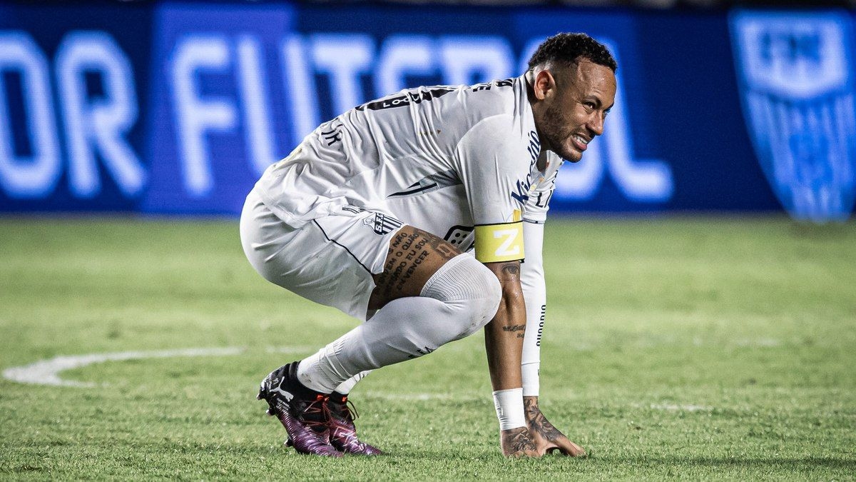 Jogador do Santos se machuca e é substituído no primeiro tempo. Reprodução: iG.