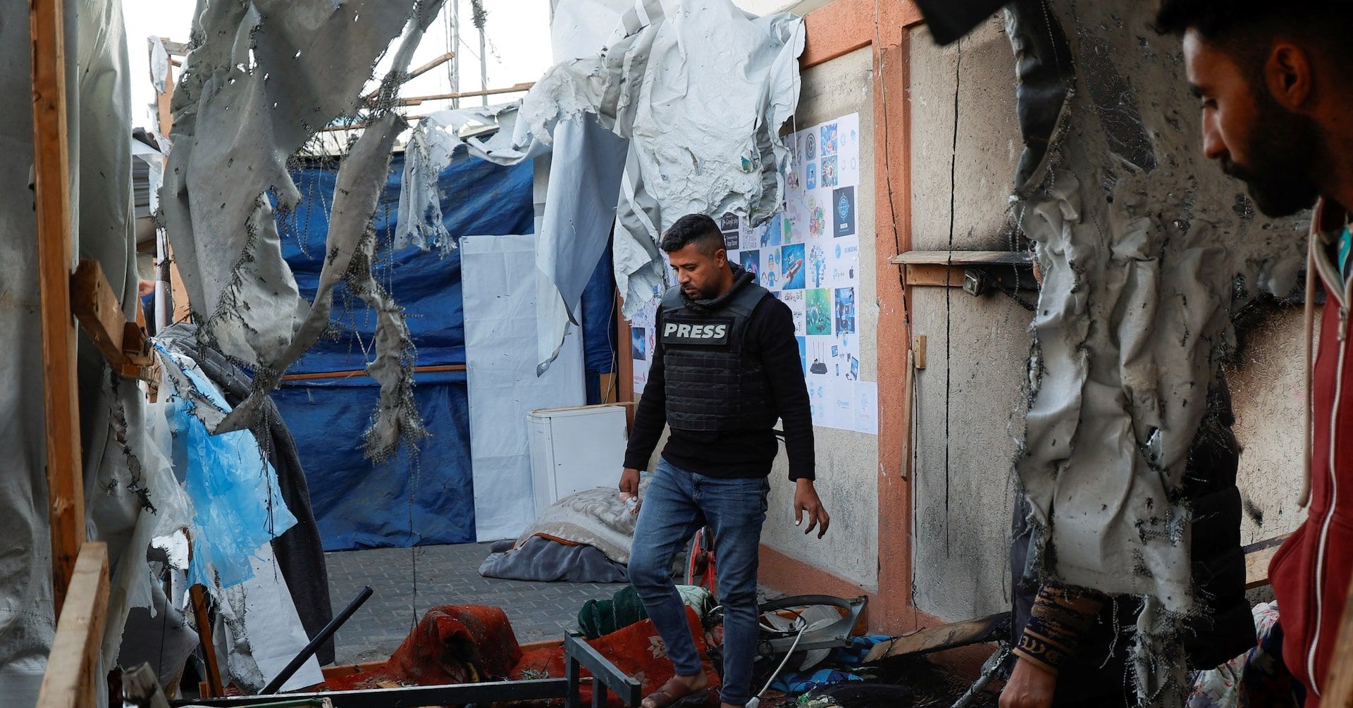 Ataque aéreo israelense atinge tenda de jornalistas em Gaza, resultando na morte de um repórter. Reprodução: Reuters