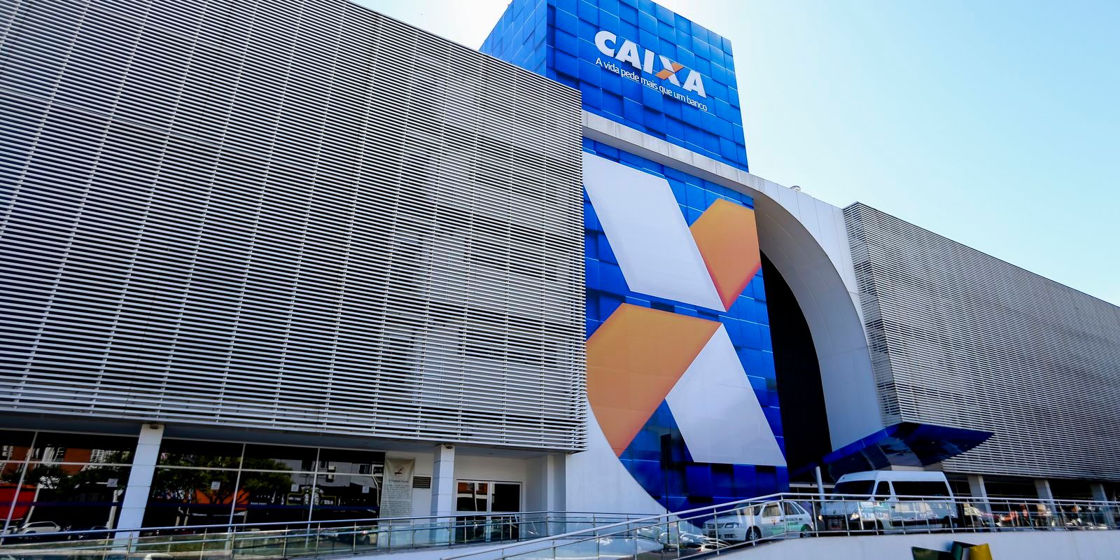 Caixa e BB liberam abono salarial para nascidos em maio e junho - Foto: EBC