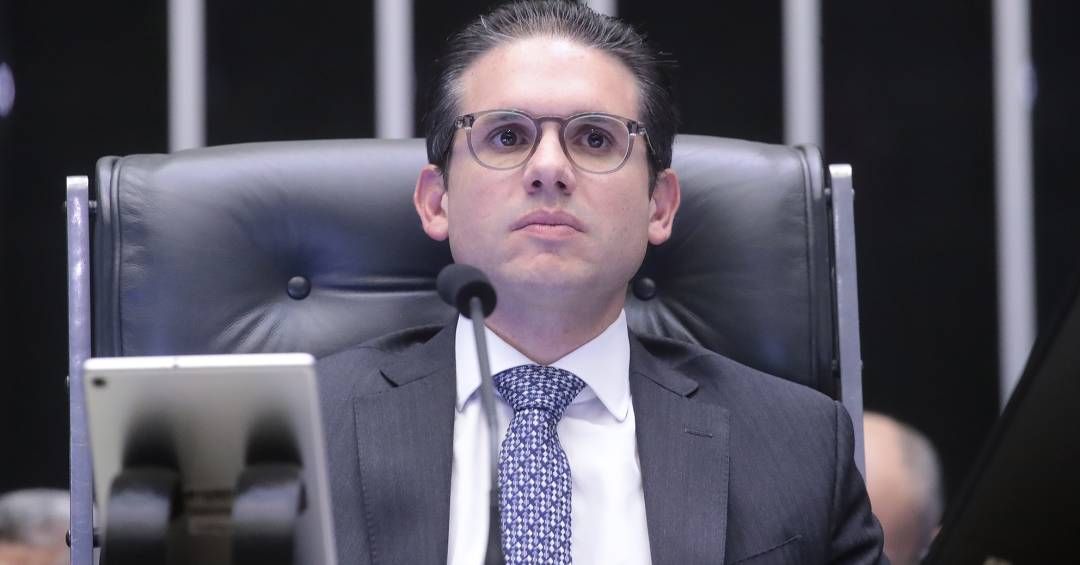 Hugo Motta comenta decisão de Alexandre de Moraes sobre suspensão de decretos do governo Lula. Reprodução: Veja