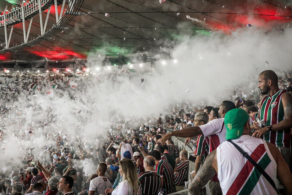 Torcida do Fluminense apoia a equipe durante jogo contra o GV San José no Maracanã. Reprodução: Netflu