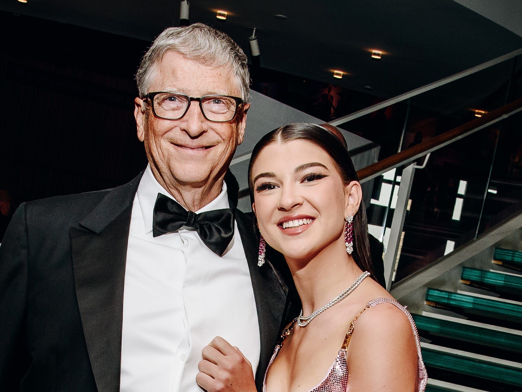 Phoebe Gates e Sophia Kianni discutem estratégias de marketing para a startup Phia, utilizando ChatGPT. Reprodução: Business Insider