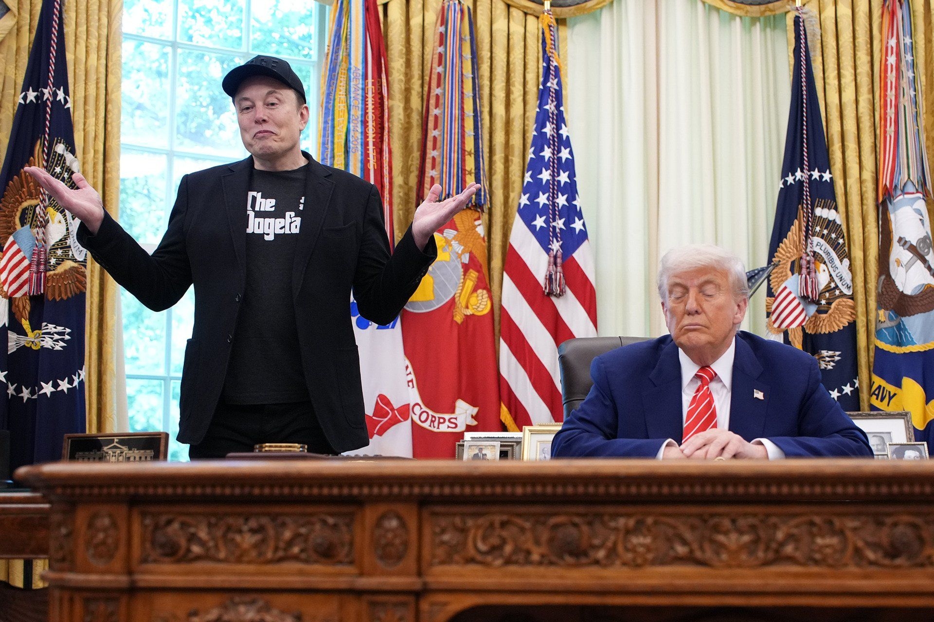 Elon Musk e o presidente Trump discutem questões éticas na sala Oval da Casa Branca. Reprodução: Gizmodo