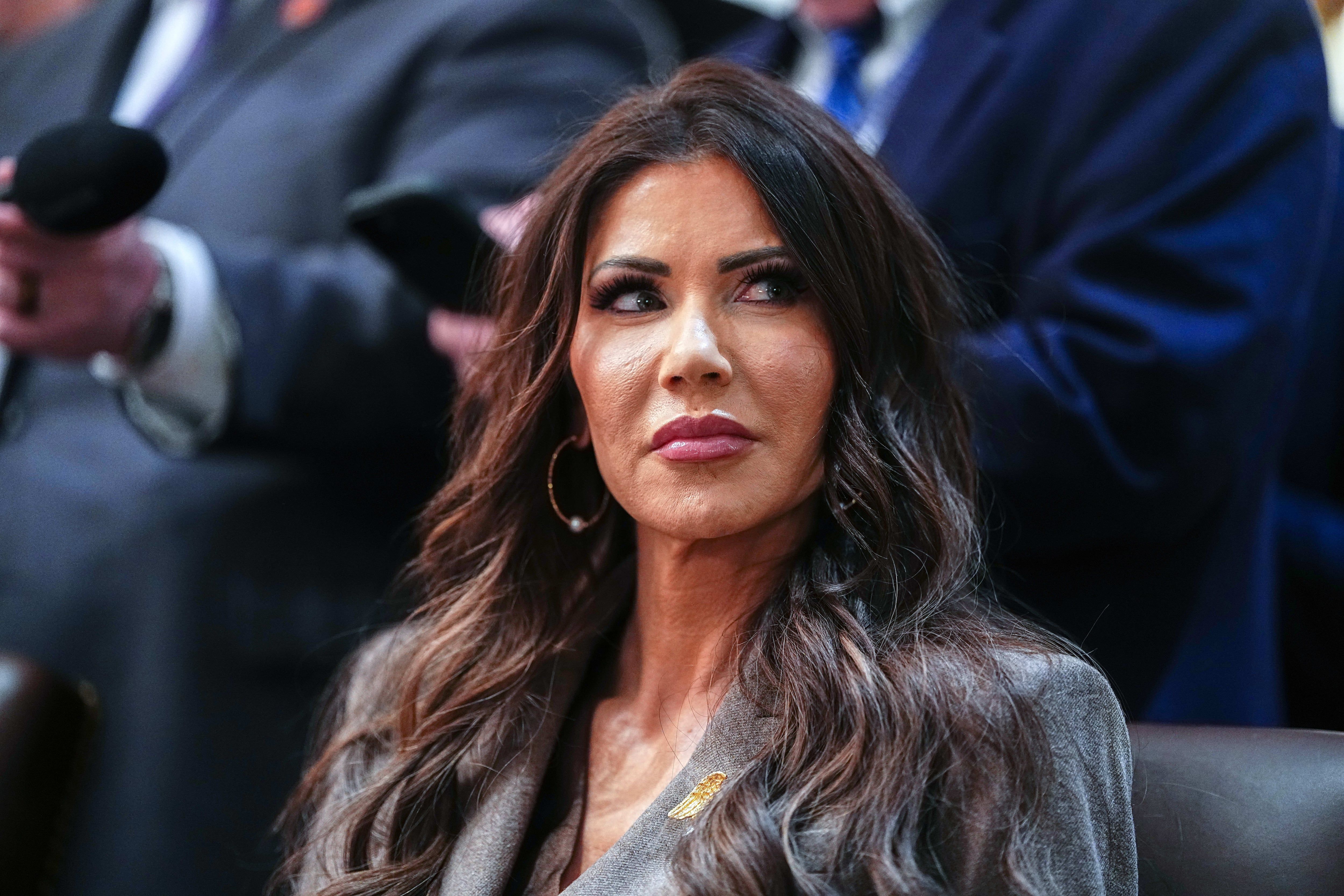 [Kristi Noem, a face mais desafiadora na caçada de migrantes de Trump]. Reprodução: Elpais