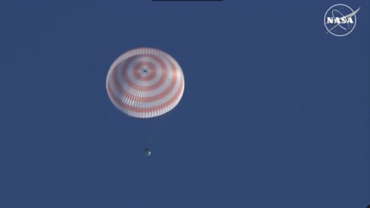 Cápsula Soyuz pousa no Cazaquistão com cosmonautas russos e astronauta americano. Reprodução: iG