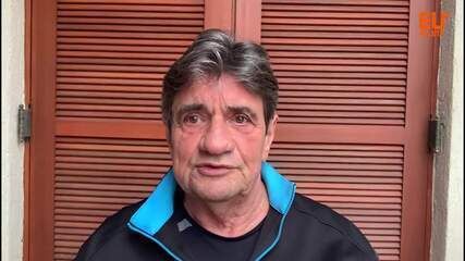 Homem executa exercício de bíceps na academia, demonstrando a importância da ordem nos treinos. Reprodução: Globo