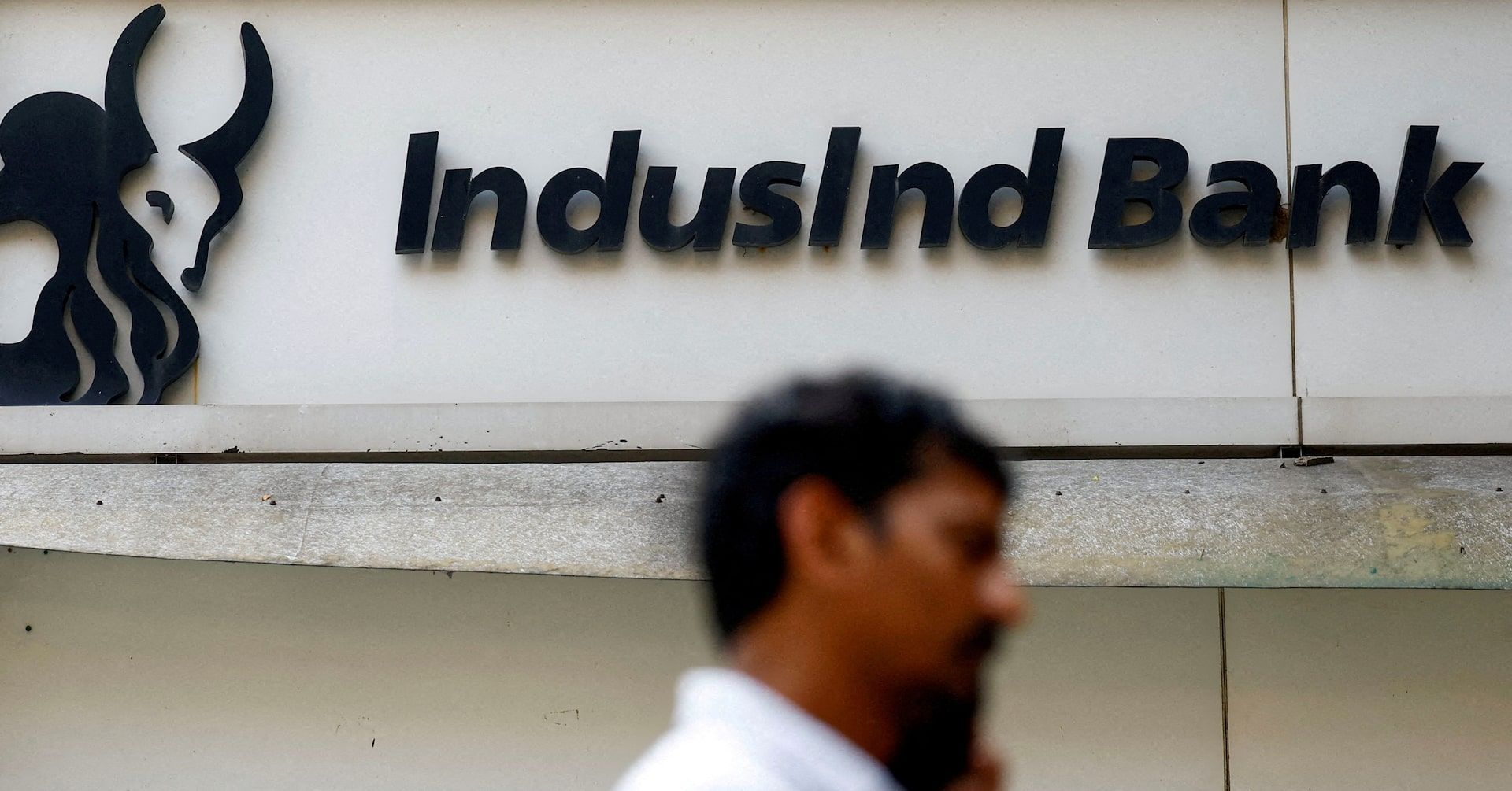 IndusInd Bank enfrenta a maior crise de sua história após irregularidades contábeis. Reprodução: Reuters