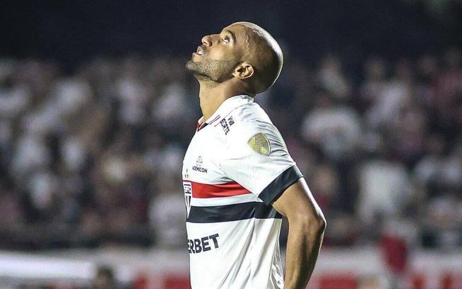 Lucas Moura assiste empate do São Paulo no camarote do estádio em Bragança Paulista. Reprodução: ig.com.br