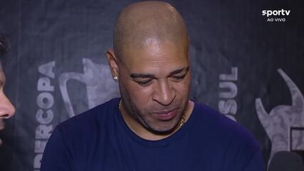 Adriano se emociona ao lado da avó e mãe momentos antes de sua despedida. Reprodução: Globo