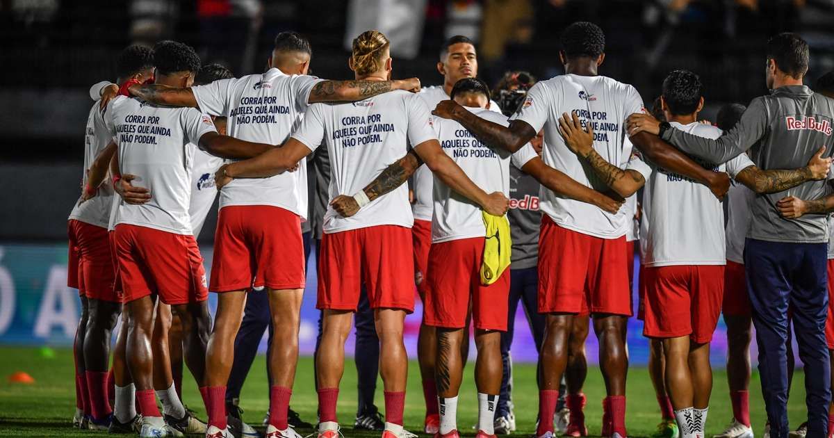 Jogadores do Massa Bruta comemoram após mais uma partida na competição. Reprodução: Terra