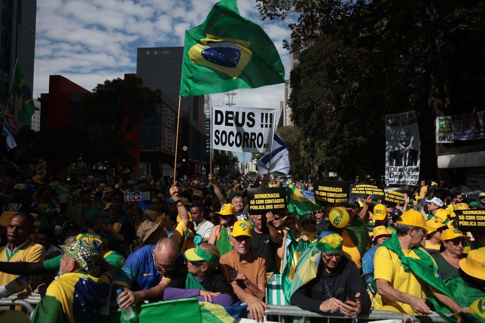 Pesquisa aponta Eduardo Bolsonaro com 28% de preferência em ato na Avenida Paulista, empatado com Tarcísio de Freitas.; Reprodução: Globo
