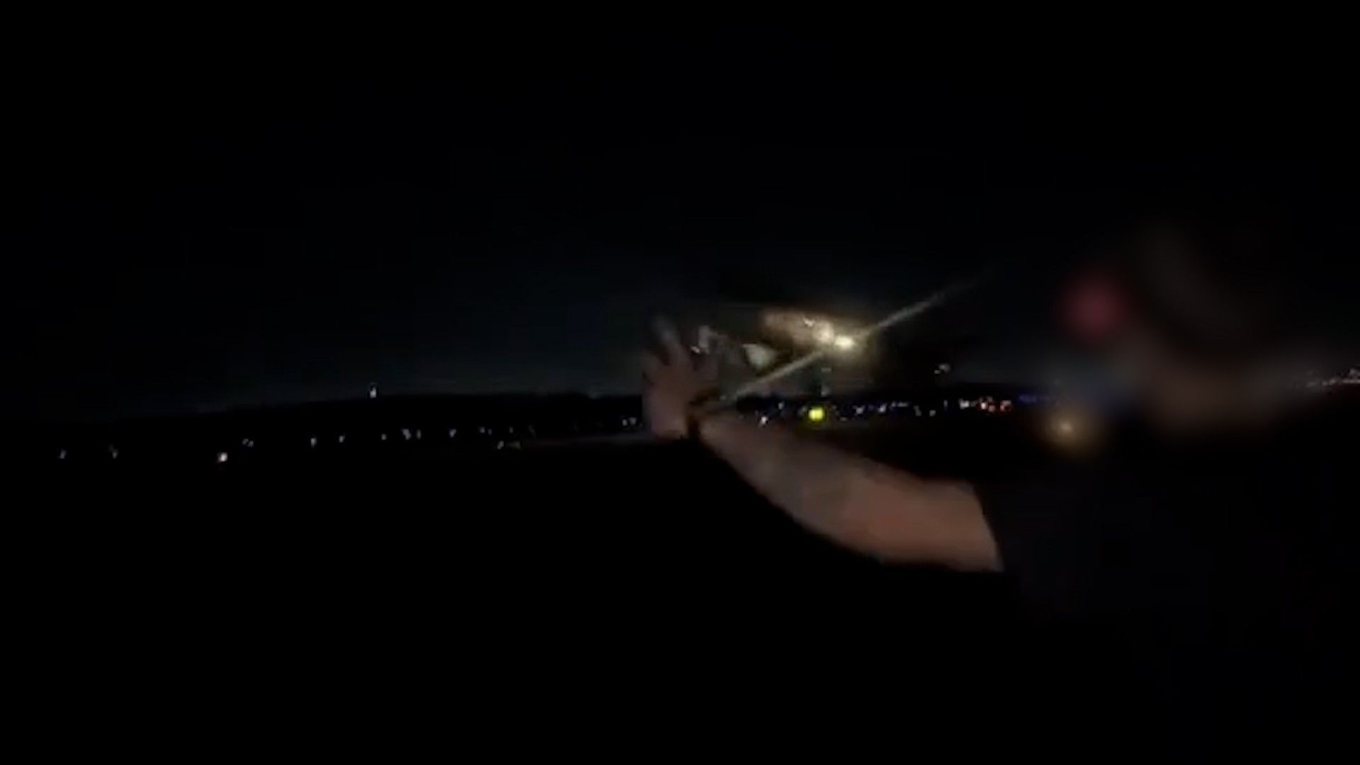 Influenciador e amigos invadem área restrita do Aeroporto Galeão, em ato perigoso. Legenda da imagem. Reprodução: O GLOBO