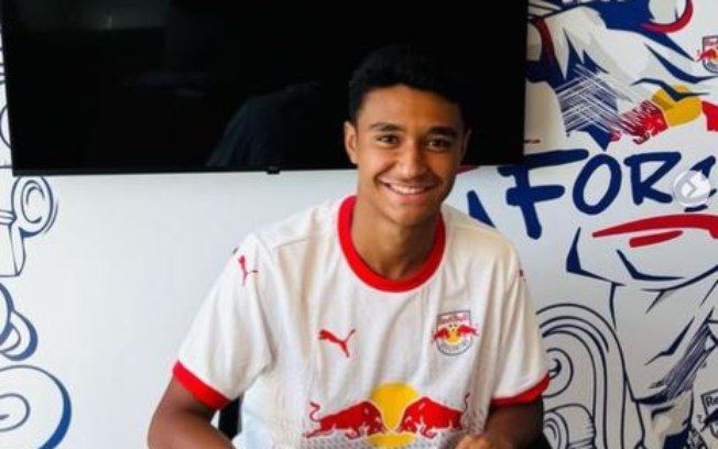 Pedro Severino acena para amigos da família do hospital após grave acidente. Reprodução: iG