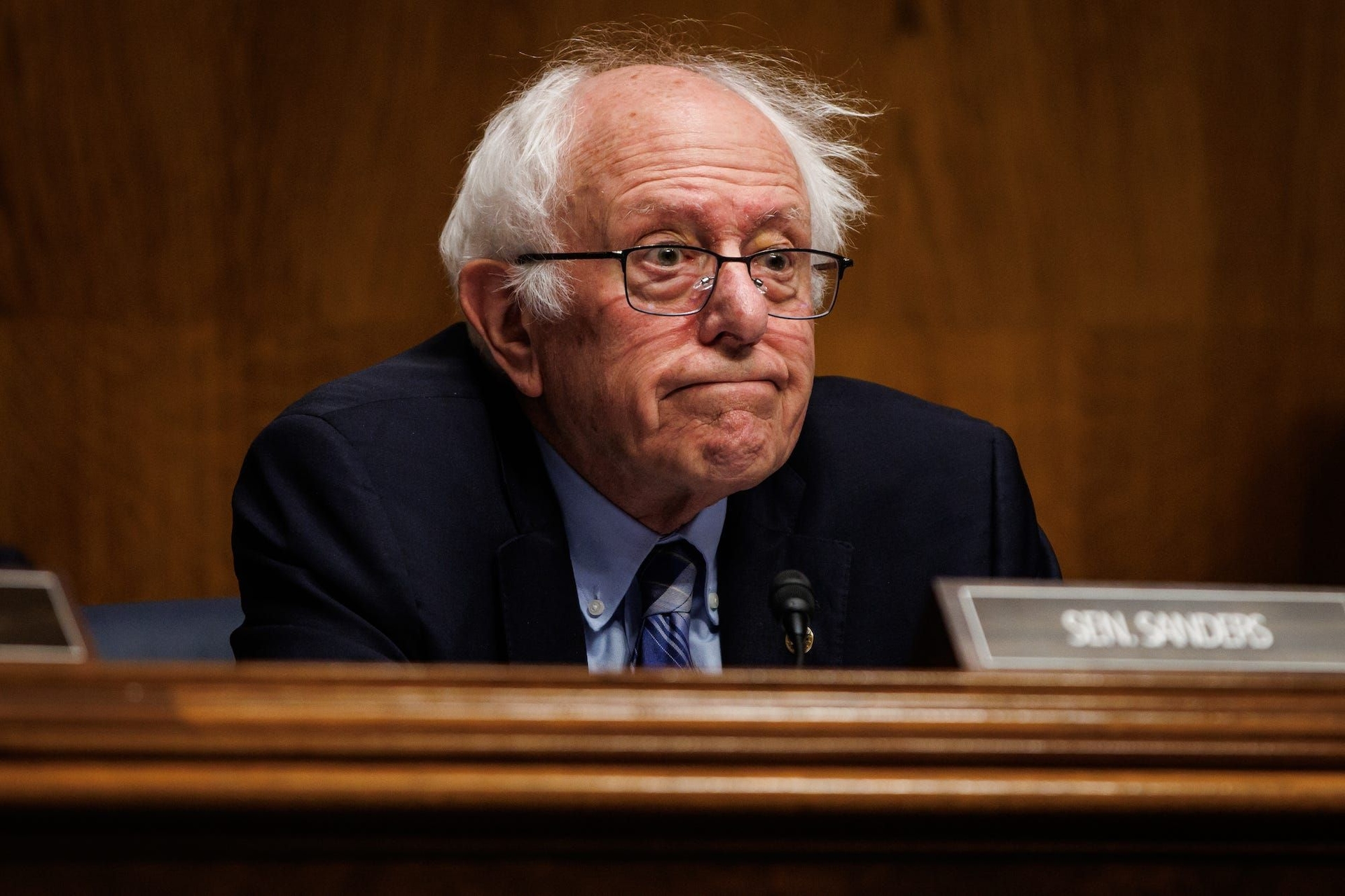 Bernie Sanders defende que ganhos de produtividade com IA devem permitir uma jornada de trabalho de 32 horas. Reprodução: Business Insider