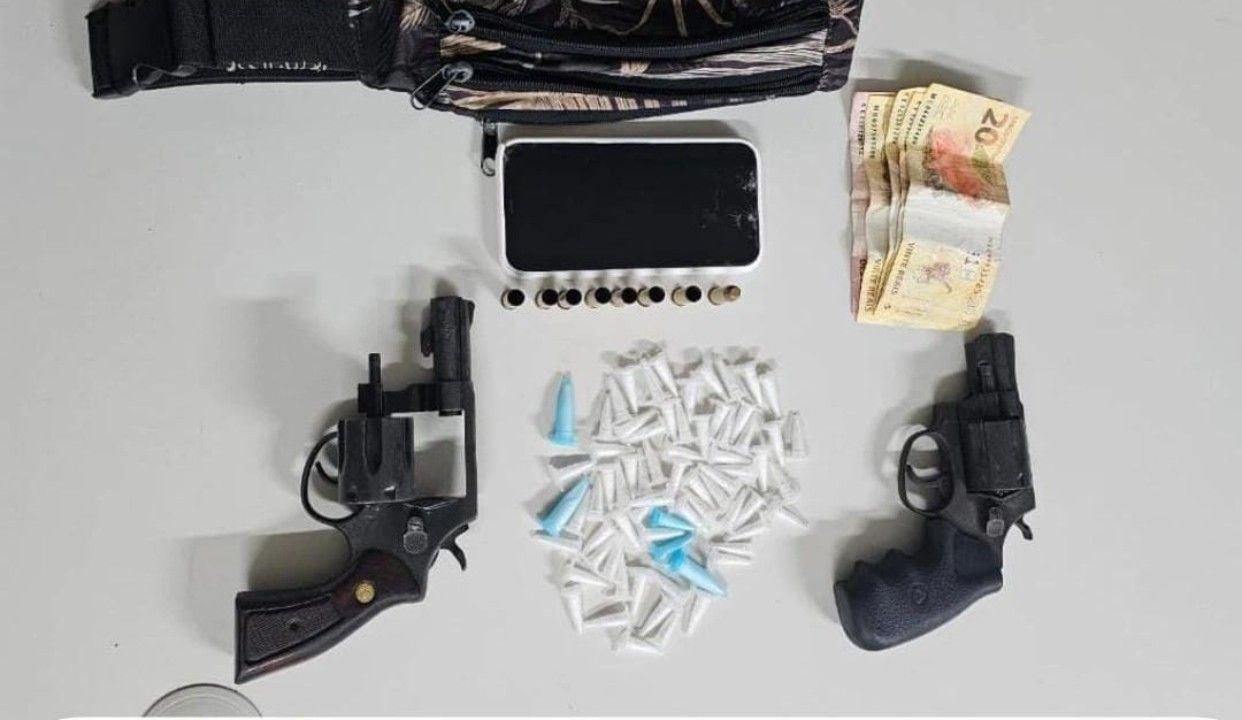 Apreensão de drogas e armas após confronto entre policiais e suspeitos em Salvador. Reprodução: Globo