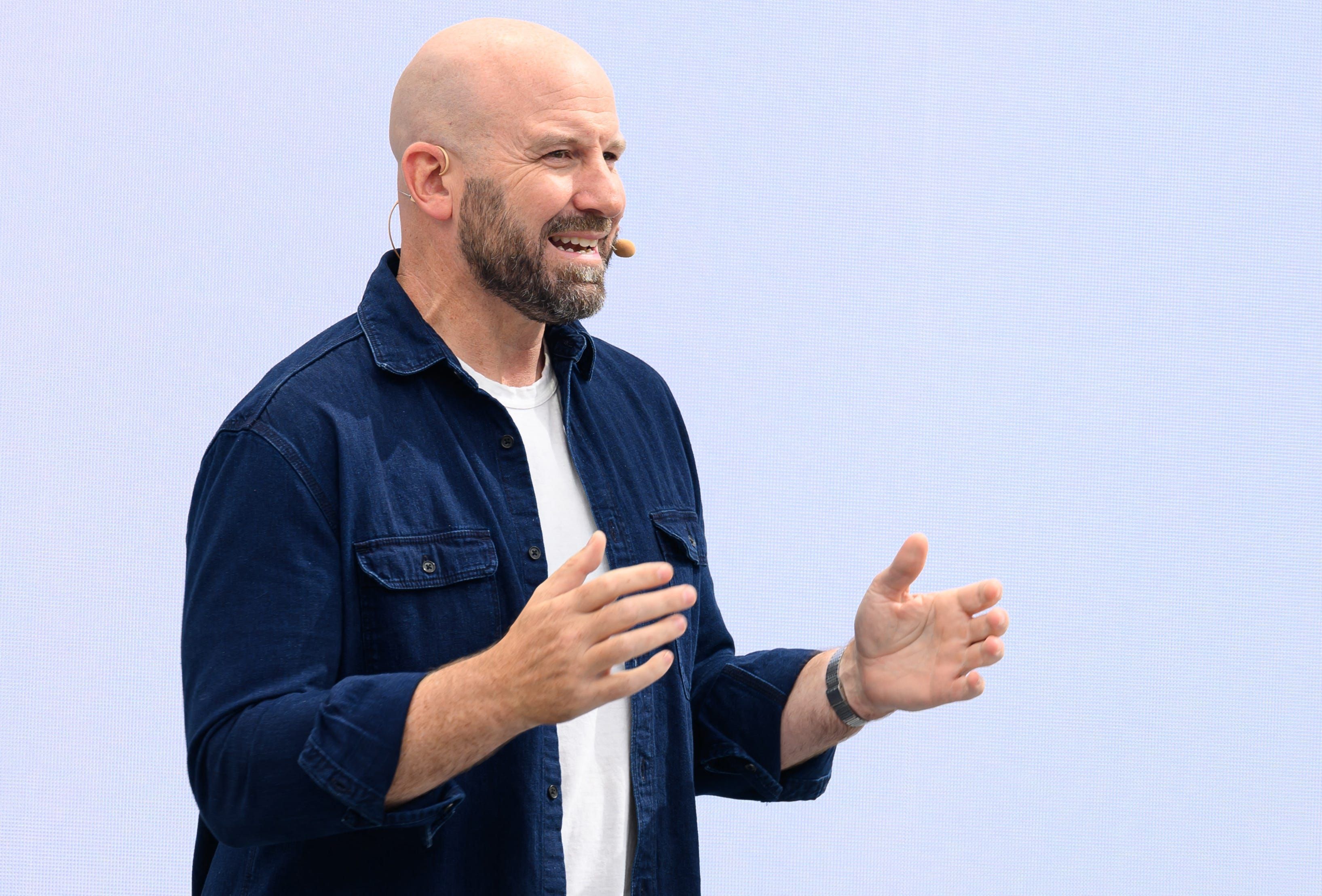 Andrew Bosworth, CTO da Meta, discute parceria com Anduril em evento em São Francisco. Reprodução: Business Insider