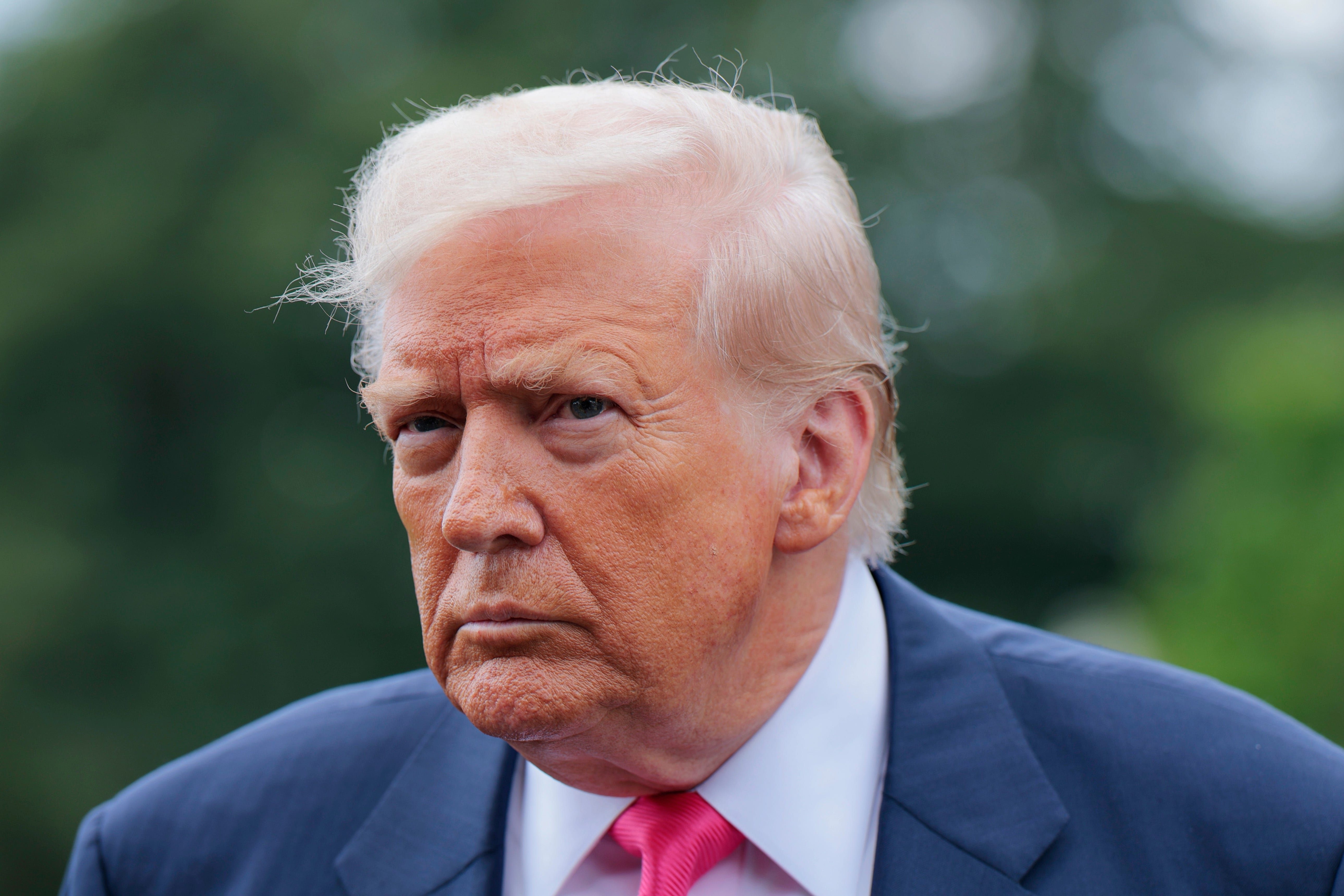 Donald Trump durante visita à Escócia, enfrentando controvérsia com o Wall Street Journal. Reprodução: Business Insider
