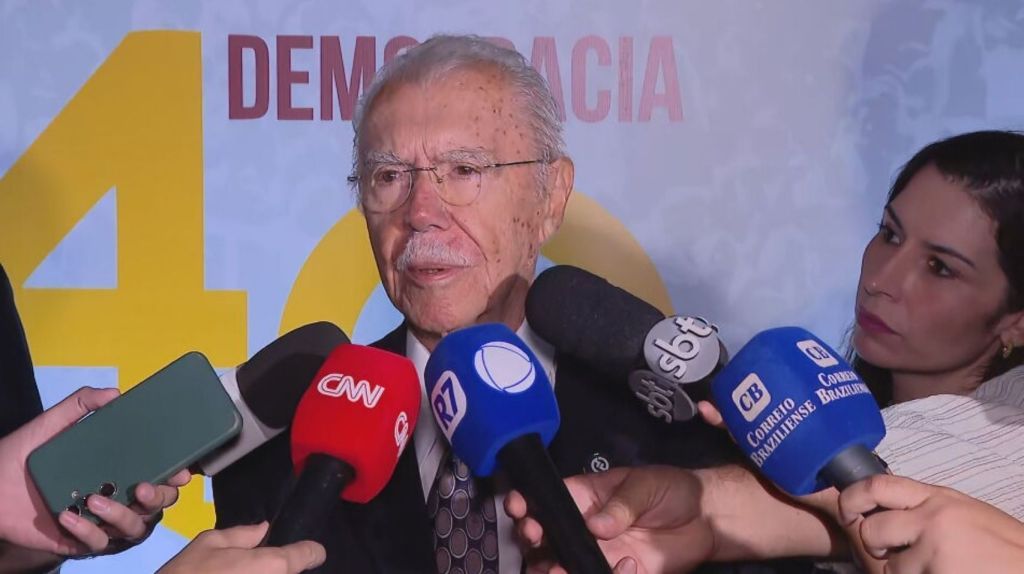 Sarney critica denúncia de golpe em evento de democracia