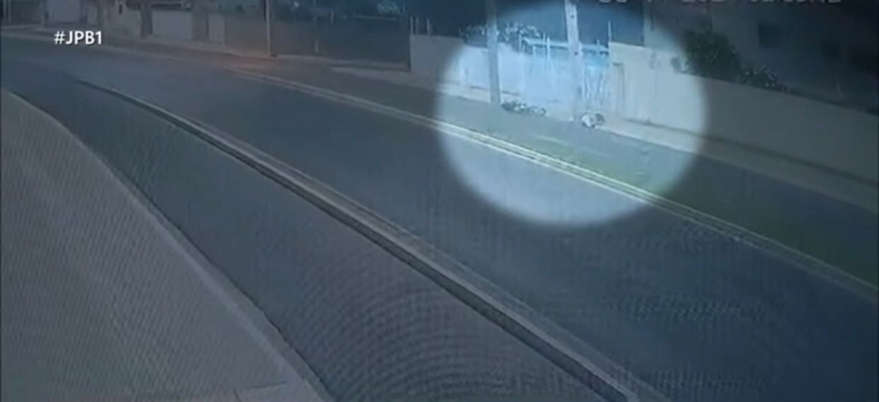 Imagens mostram o momento trágico da colisão da moto em um poste em João Pessoa. Reprodução: TV Cabo Branco