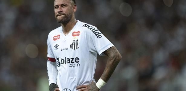 Neymar em campo pelo Santos, enfrentando o Fluminense no Maracanã. Legenda da imagem. Reprodução: UOL