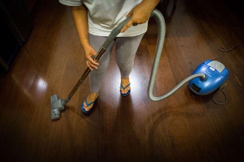 Com participação crescente no mercado profissional, mulheres sofrem com trabalho invisível em casa