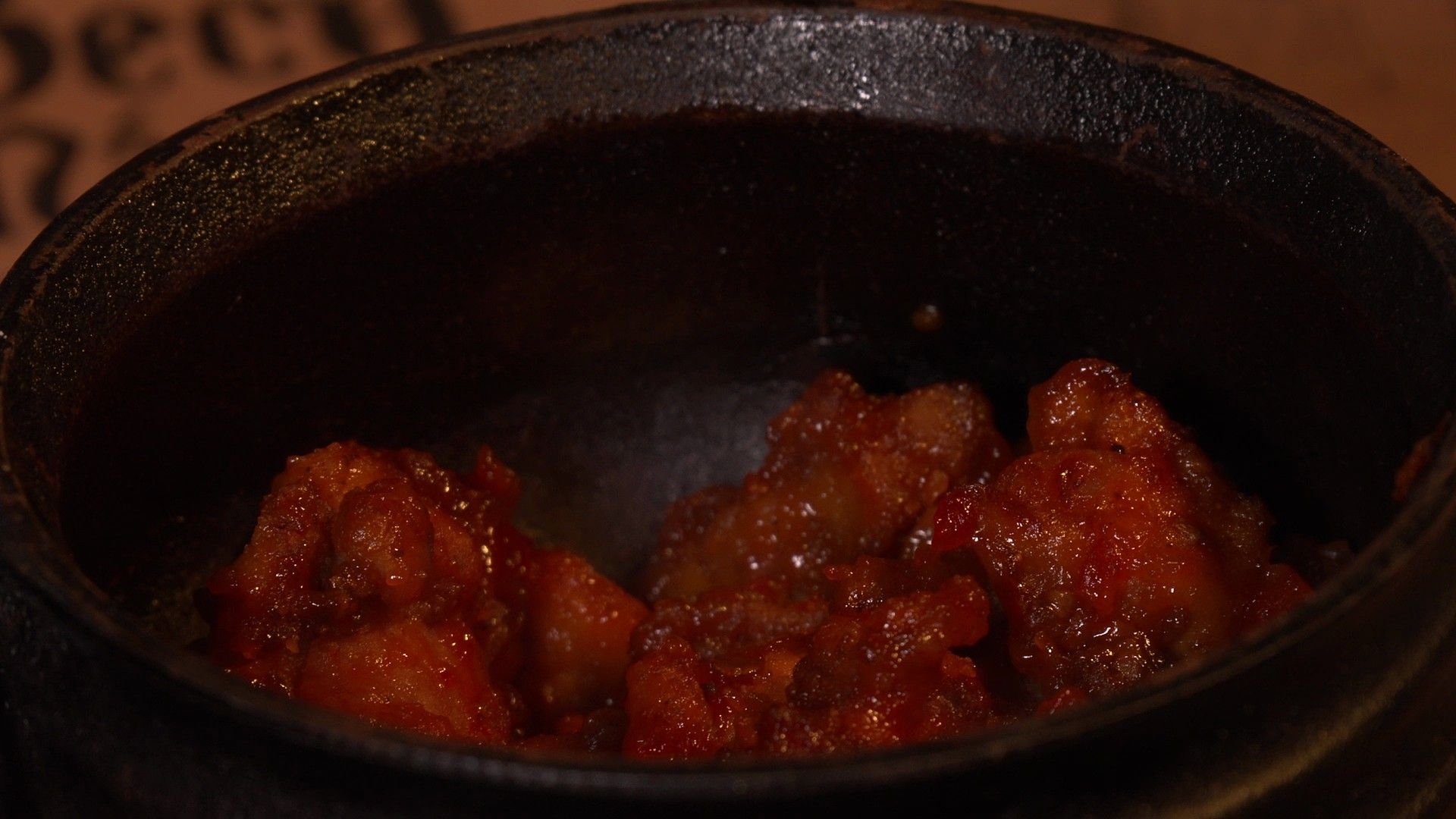 Chef Camila ensina a preparar pipoca de frango crocante ao lado da repórter Ana Beatriz Rocha. Reprodução: Globo