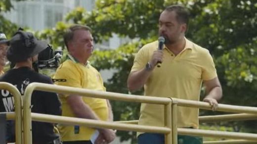 Cláudio Castro pede anistia durante ato em Copacabana