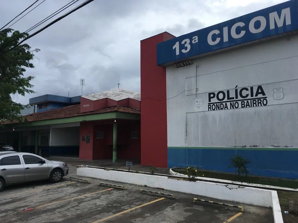 Policiais isolam o local após bebê ser encontrado morto dentro de sacola na Zona Norte de Manaus.. Reprodução: G1